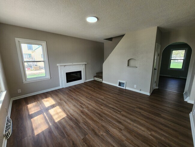 Building Photo - 608 6th St NW