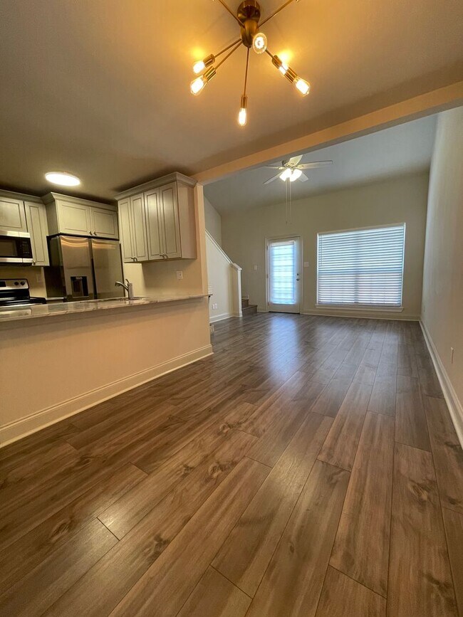 Building Photo - 2 bedroom, 2 bathroom, covered parking, Fi...
