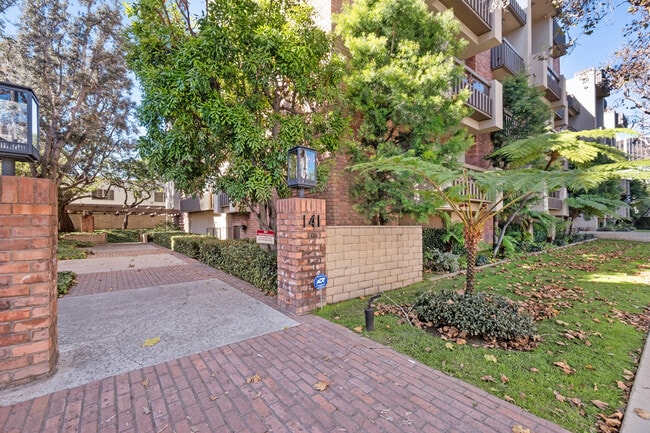 Building Photo - 141 S Linden Dr