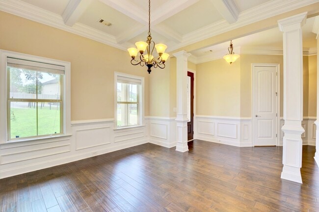 Building Photo - Spacious 4 Bed, 2.5 Bath Home in Desirable...