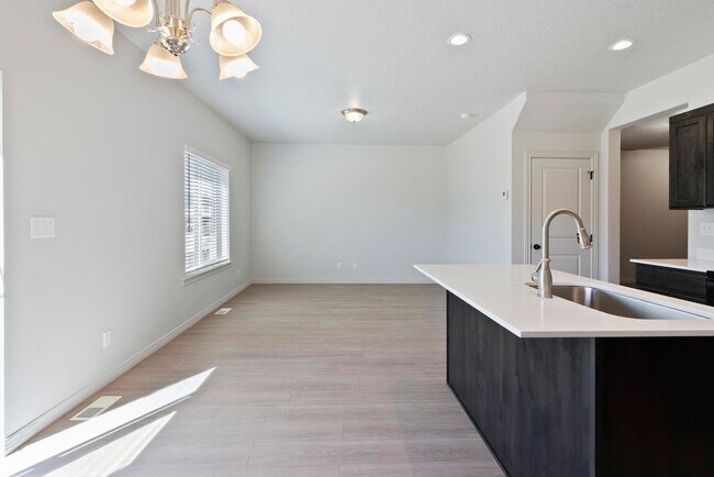 Building Photo - 4Bed 2.5Bath Townhome in Spanish Fork!