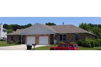 Building Photo - 104 Oaktree Ln