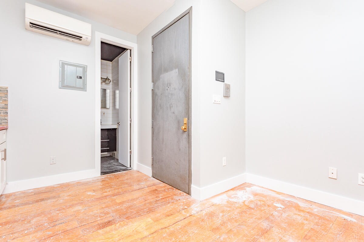 Building Photo - 1493 Gates Ave