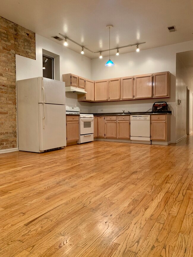 Building Photo - 1102 N Ashland Ave