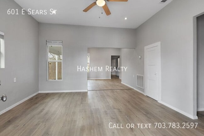 Building Photo - 601 E Sears St