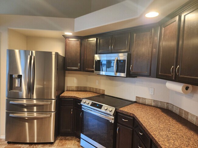 Foto del edificio - Charming single level 4 bedroom home in Crimson Point community. Spacious open floor plan, oversi...