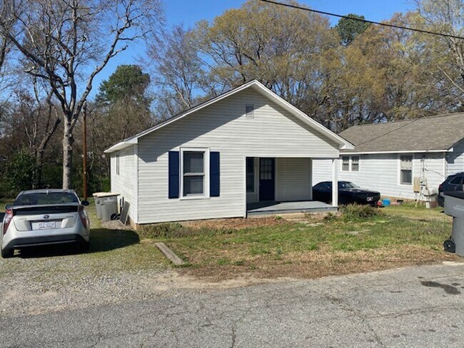 Building Photo - 1/2 MO/OFF SPECIAL - 3 bed/2 bath with yard work included