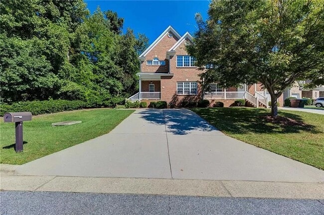 Building Photo - Beautiful 3 bedroom, 2 1/2 bathroom townho...