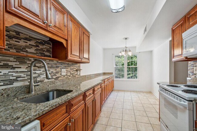 Building Photo - 2401 Normandy Square Pl