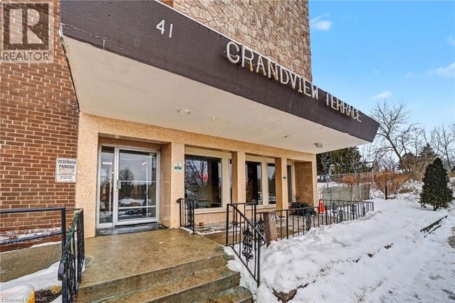 Building Photo - 41 Sutherland St W