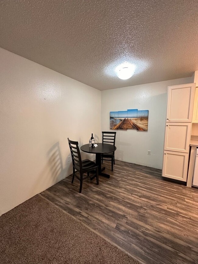 Building Photo - Bottom floor unit close to airport