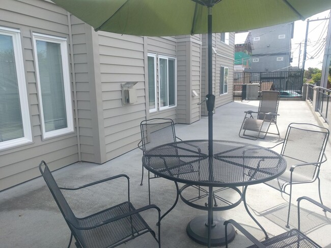 Foto del edificio - Gorgeous 1 bedroom in the heart of Queen A...