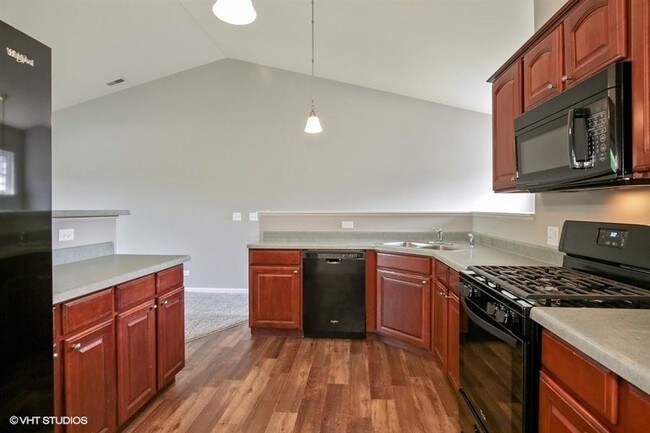 Building Photo - 3 bedroom in Carpentersville IL 60110