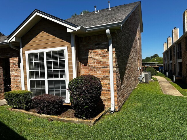 Foto del edificio - 415 Thigpen Dr