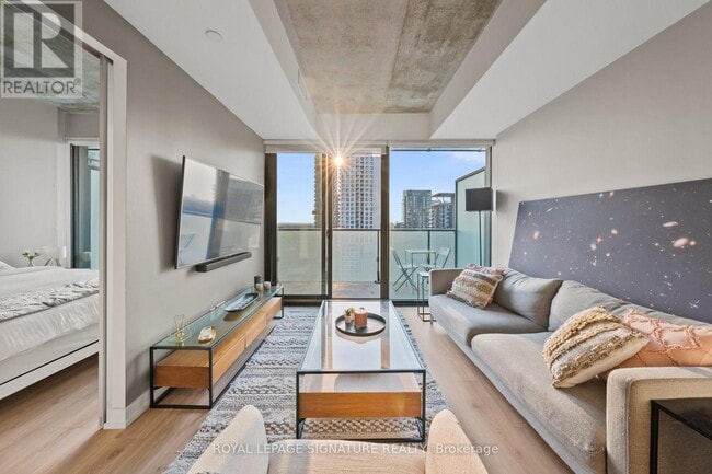 Building Photo - 161 Roehampton Ave