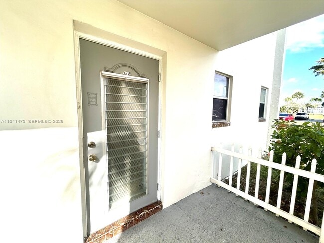 Foto del edificio - 8300 Sunrise Lakes Blvd