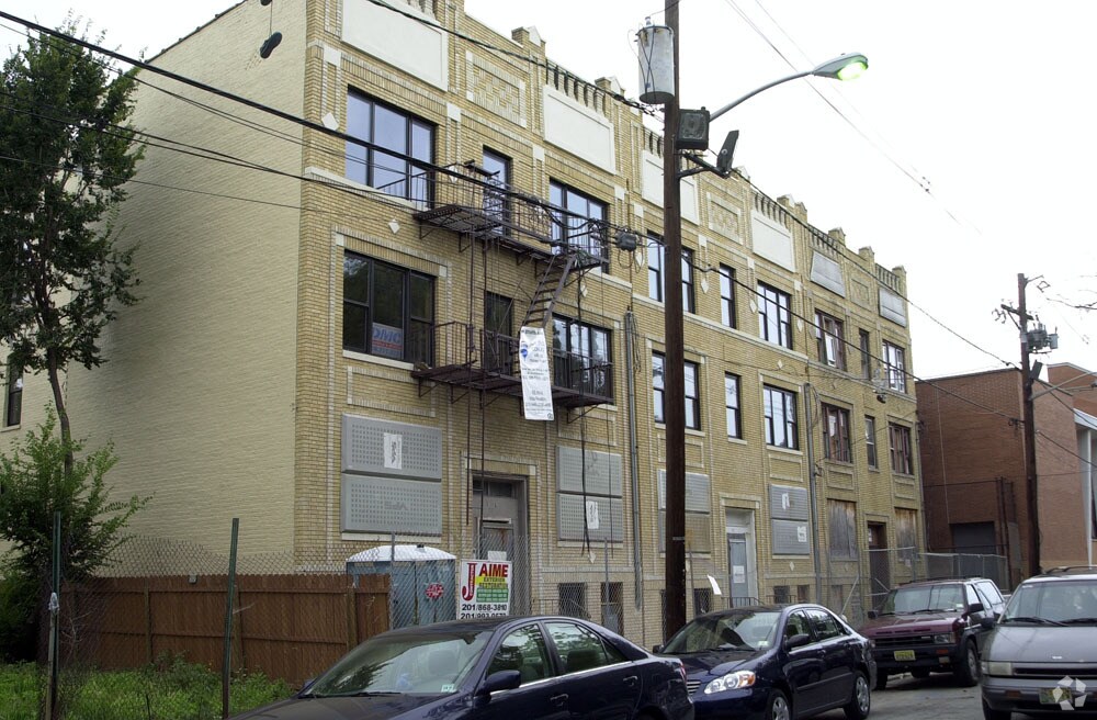 Building Photo - Crescent II