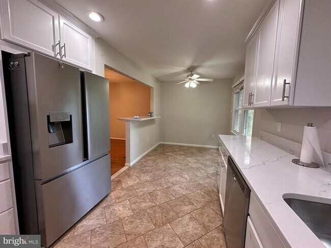 Building Photo - 13 Carriage House Cir