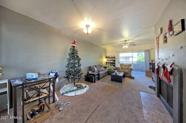 Foto del edificio - 9451 E Becker Ln