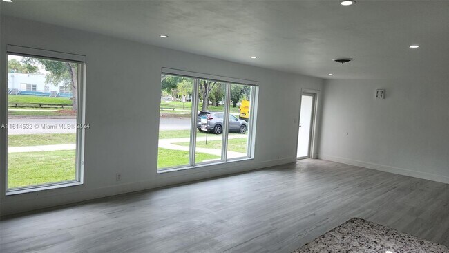 Building Photo - 14226 Kendale Lakes Blvd