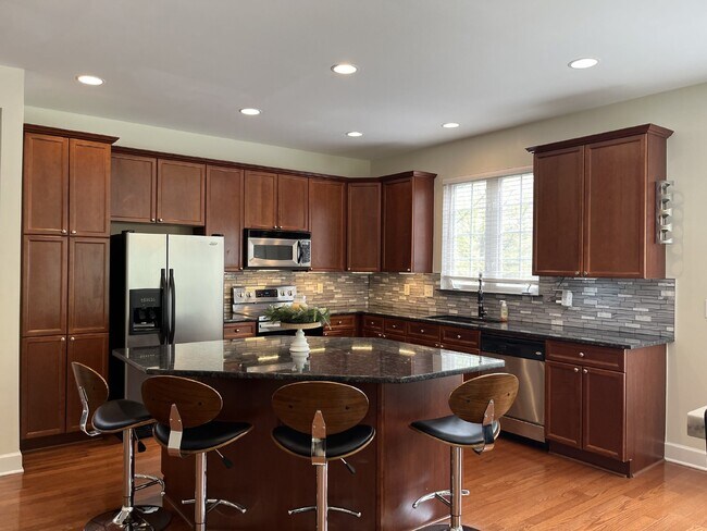 Foto del edificio - Stunning 4-Bedroom Home with Guest Suite a...