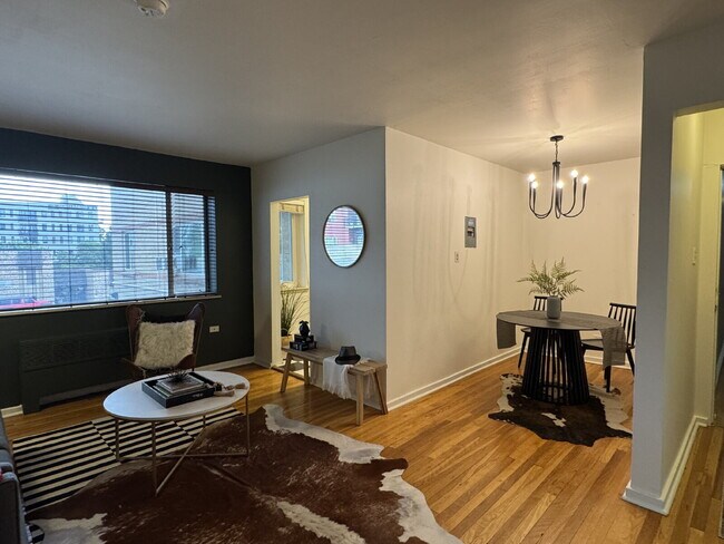 Foto del edificio - "Charming 1-Bed End Unit Condo on Bellaire...