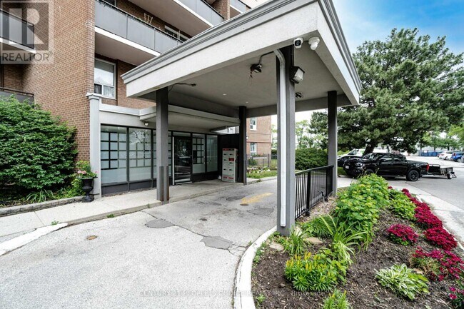 Building Photo - 3065-3065 Queen Frederica Dr
