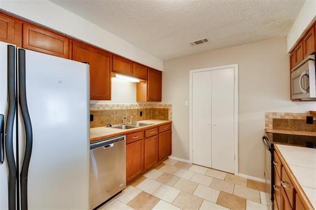 Building Photo - 5720 Twin Oaks Dr