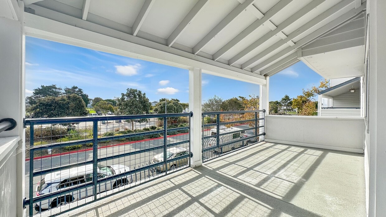 Primary Photo - Exceptional Corner Unit w/ Wraparound Sout...