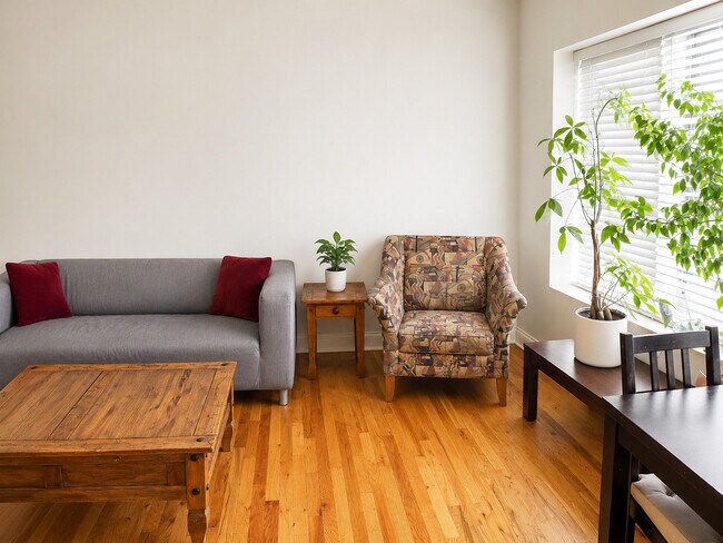 Foto del edificio - 3040 N Milwaukee Ave