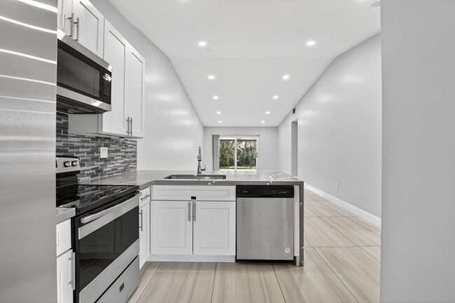 Building Photo - Corner Townehome 3Bed /2Bath