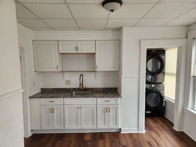 Foto del edificio - Spacious 5-Bedroom Apartment in Nashua, NH - Don't Miss Out!