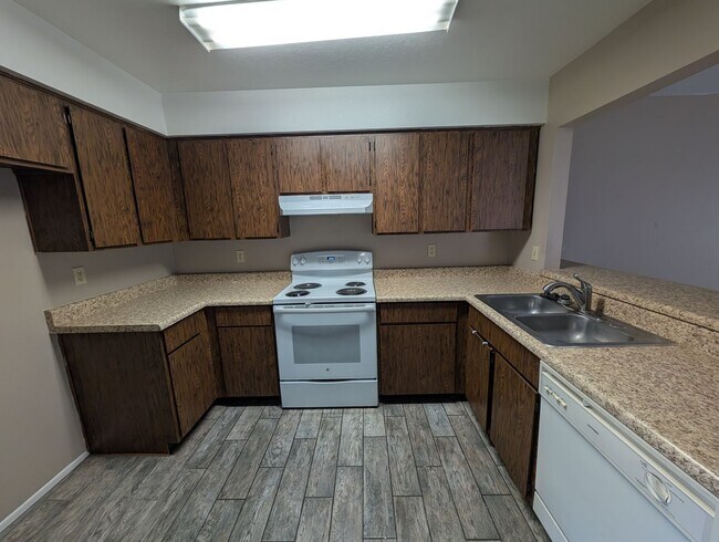 Building Photo - 3 bedroom 2 Bathroom Home