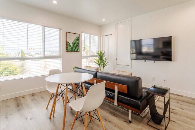 Foto del edificio - 331 1/2 N Alexandria Ave