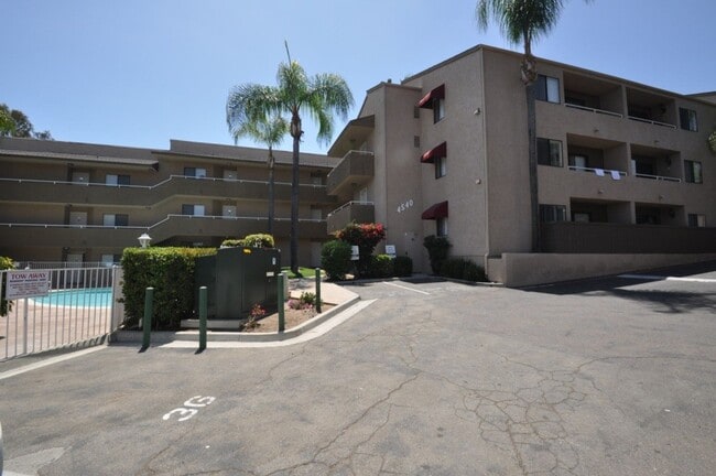 Building Photo - 2 Bedroom 2 Bath Condo with Pool and Priva...