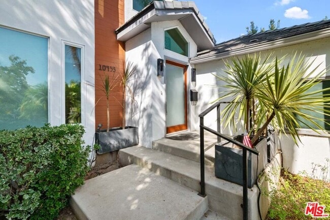 Building Photo - 10453 Holman Ave