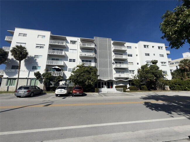 Foto del edificio - 9700 E Bay Harbor Dr
