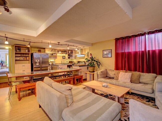 Building Photo - 609 10th Ave - Main Unit