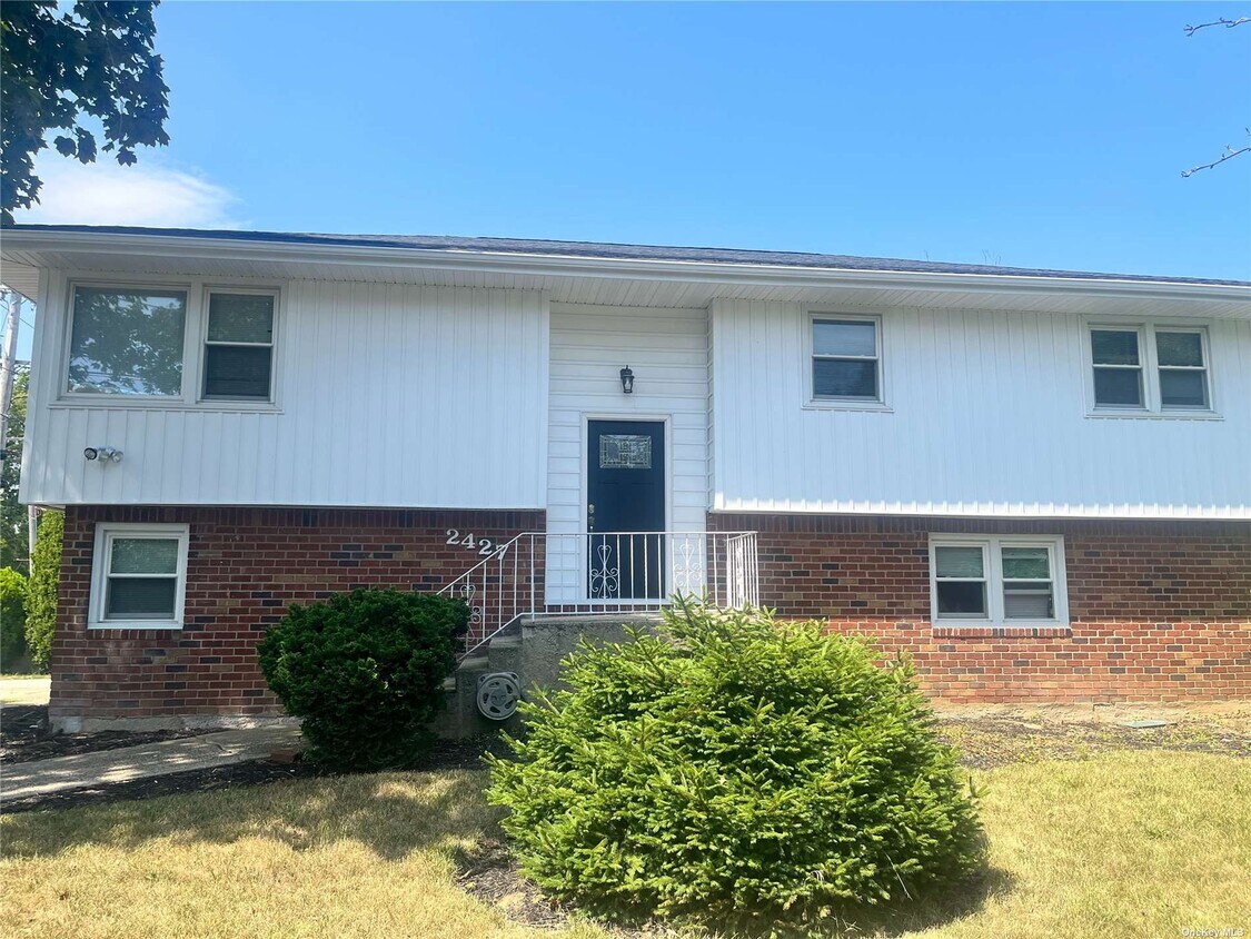 2427 Clinton St, Bellmore, NY 11710 Room for Rent in Bellmore, NY