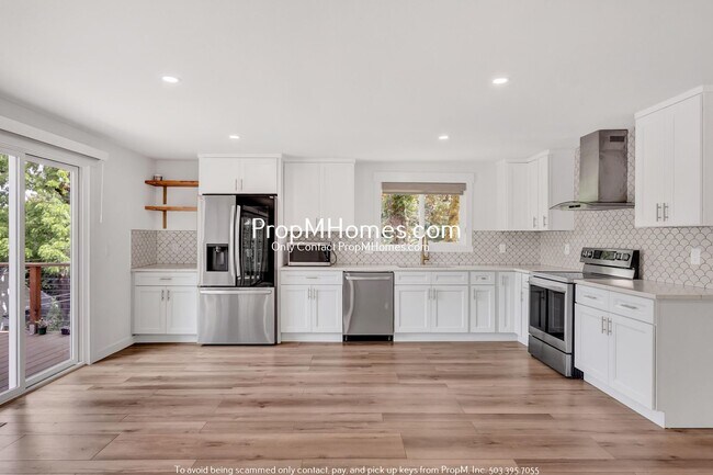 Foto del edificio - Updated Three Bedroom Escape in Hallinan N...