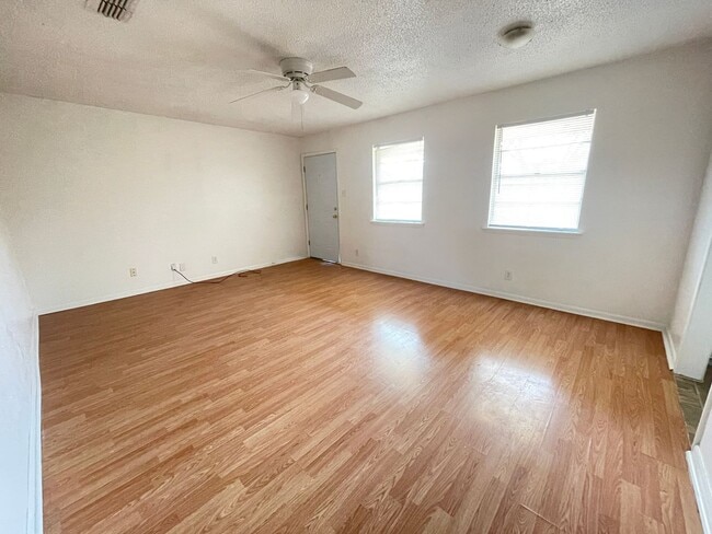 Building Photo - 101 E Cardinal Ln