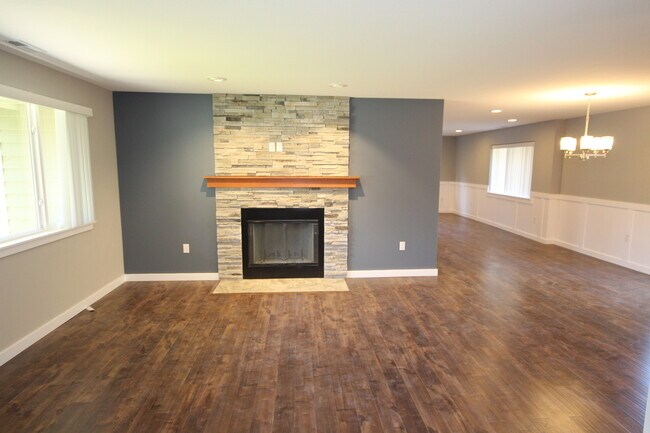 Building Photo - Fully Renovated Rambler - Corner lot!