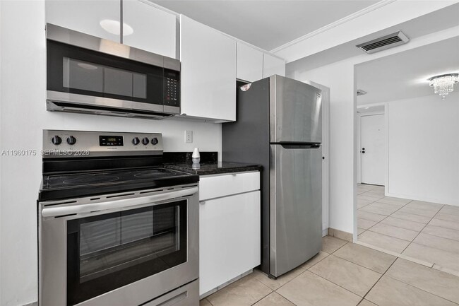 Building Photo - 100 Golden Isles Dr