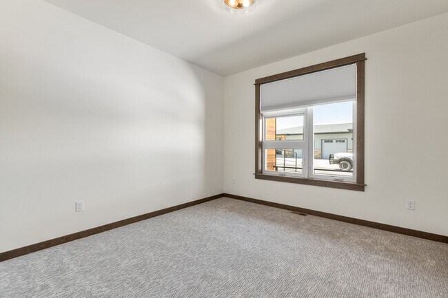 Building Photo - Beautiful Newer Condo near Monforton School