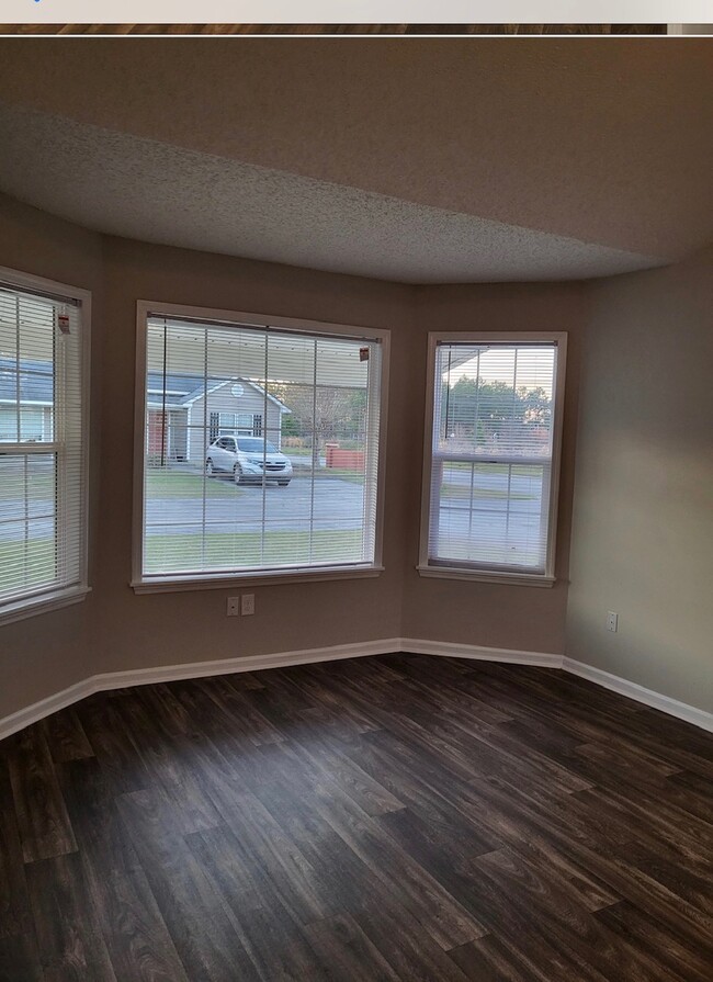 Rosehill LR Bay Window - Tifton Properties