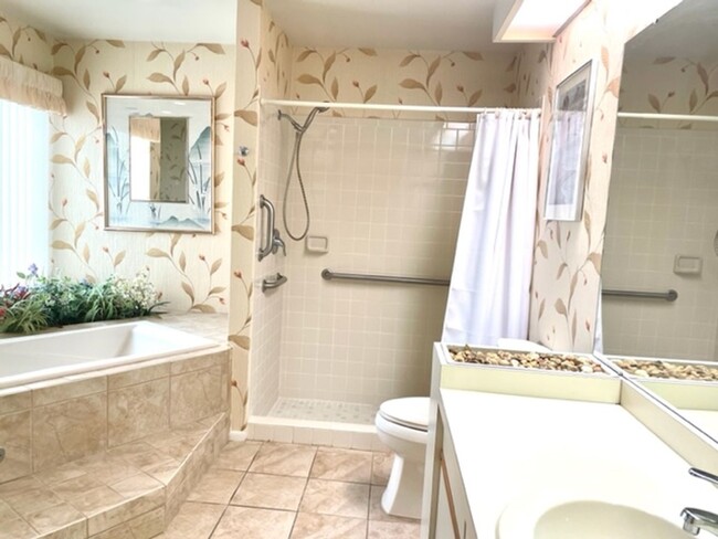 Foto del edificio - 3/2 ANNUAL - POOL HOUSE/W/ HUGE BONUS ROOM...