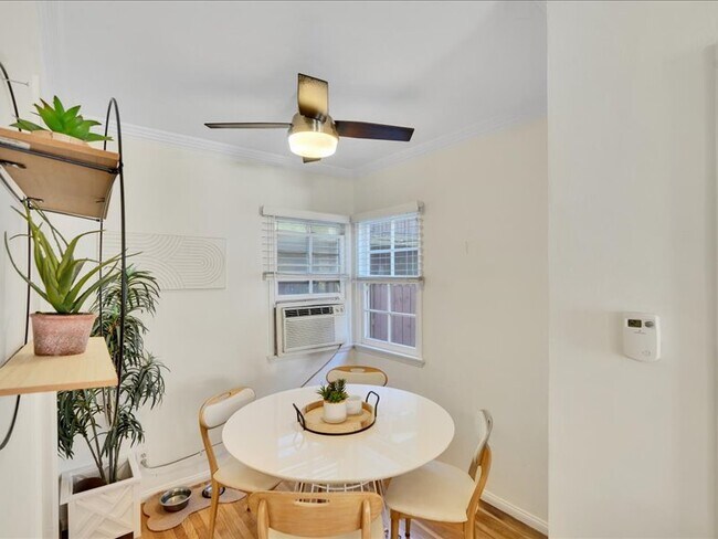 Comedor con unidad de aire acondicionado de ventana - 4266 Troost Ave