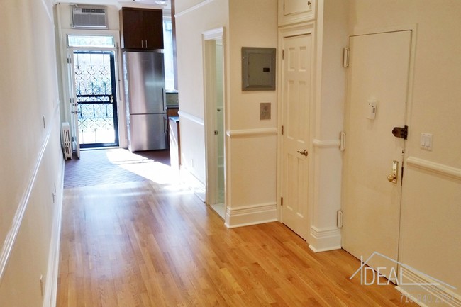Building Photo - NO FEE 1 Bedroom With Private Backyard