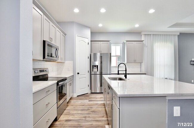 Foto del edificio - Gorgeous 3/2 Spacious Home with a Fenced Backyard and a Detached 2 Car Garage in the Desirable La...