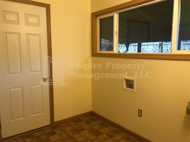 Foto del edificio - 4355 River Rd